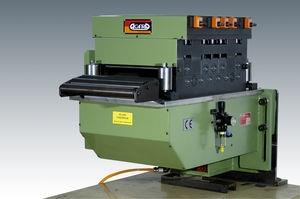 feeder with straightening device